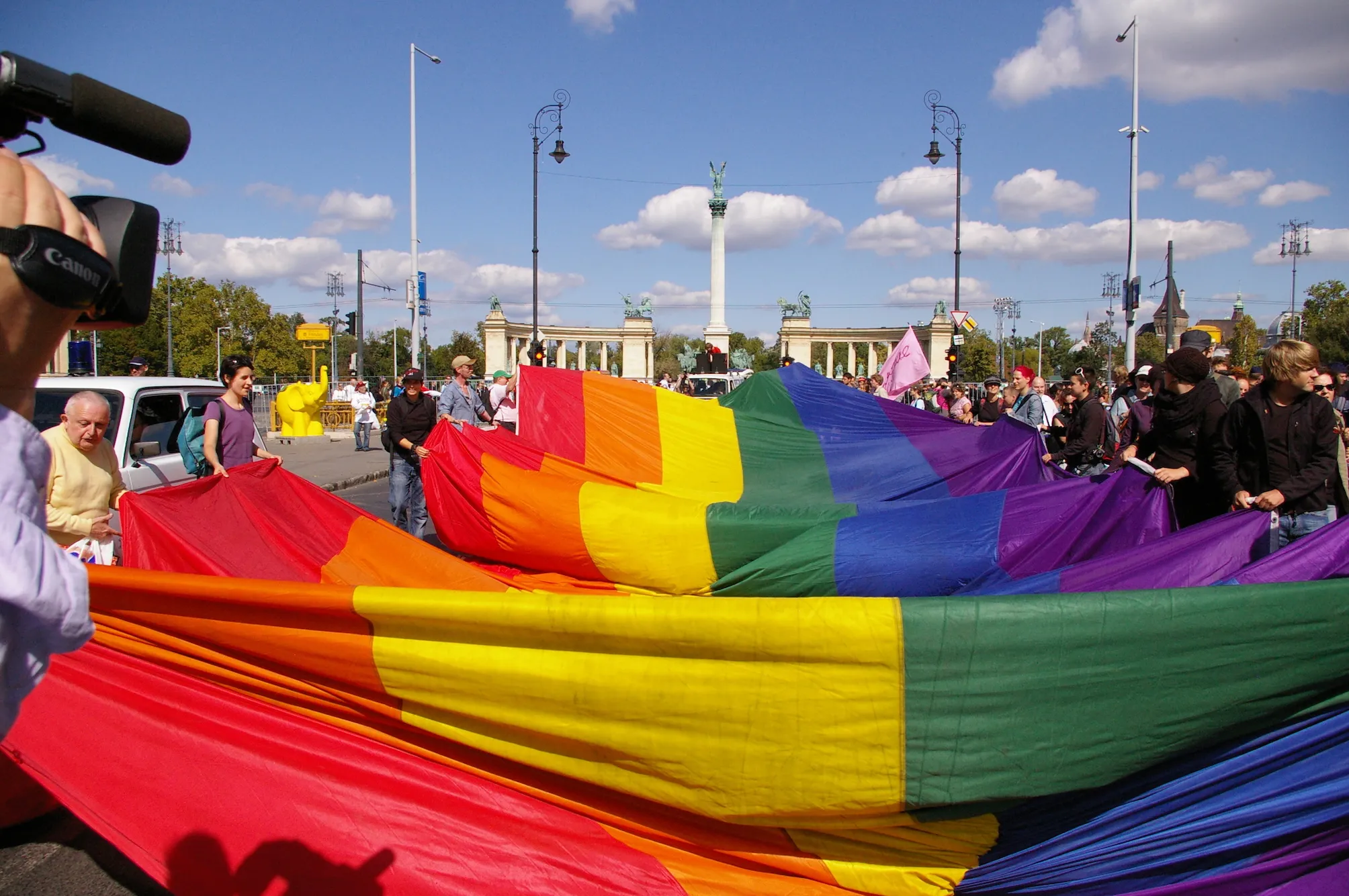 Menschen tragen die 60 Meter lange Regenbogenfahne der AGPRO bei Budapest Pride