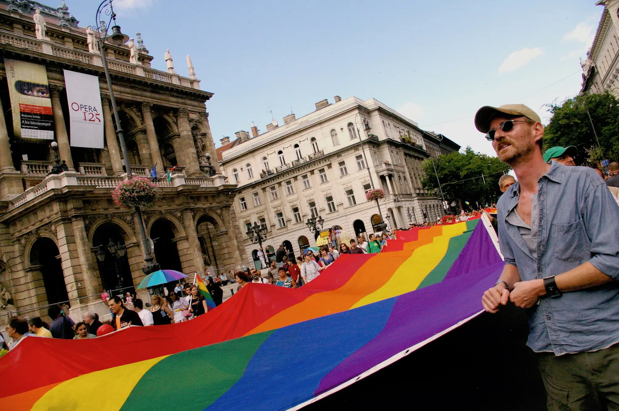 Die AGPRO-Regenbogenfahne bei Budapest Pride 2009 vor der Oper