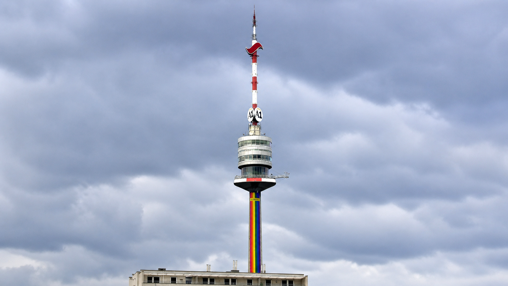 Der vollständige Wiener Donauturm mit der 60 Meter langen Regenbogenfahne der AGPRO im Juni 2001